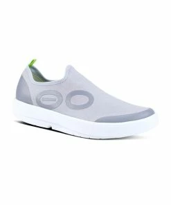 Oofos MEN’S OOMG EEZEE LOW SHOE – WHITE GRAY